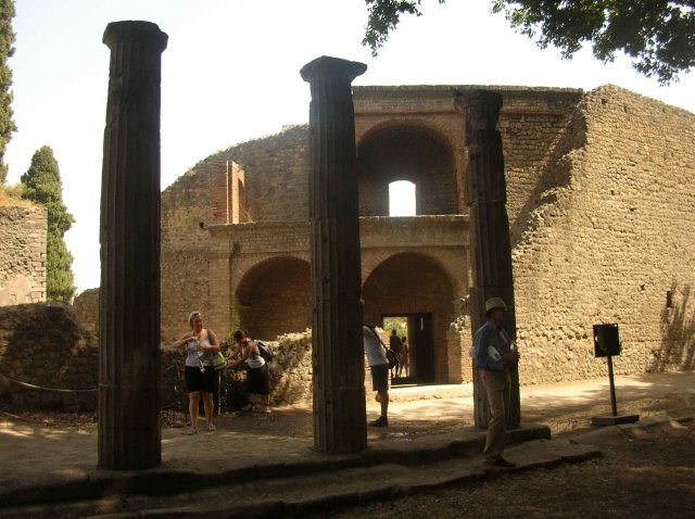 Entrée ombragée du grand théâtre de Pompei