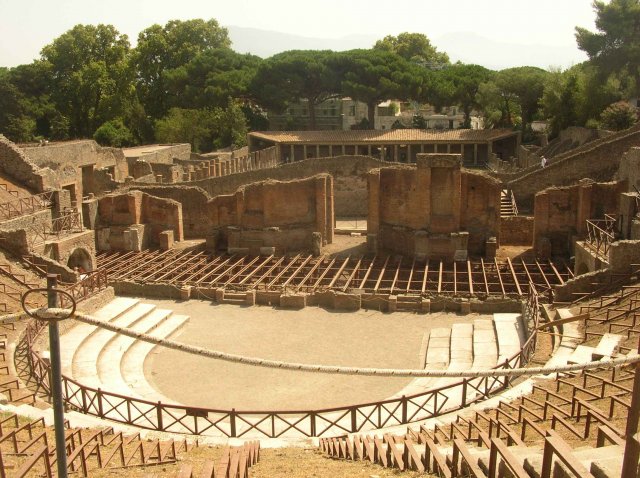 Photos de la vue depuis les tribunes du grand théâtre de la cité romaine de Pompei