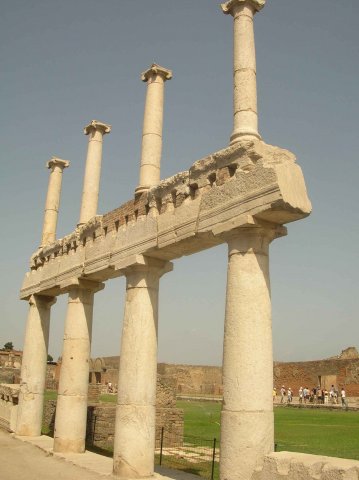 les restes de collonades à Pompei