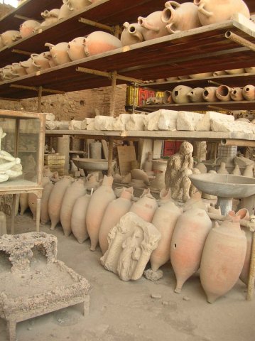 Nombreuses amphores stockées à Pompei