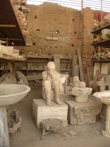 Photos de corps recroquevillé  dans les vestiges de Pompei