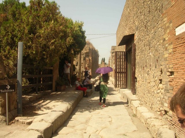 Rue étroite dans les ruines au pied du Vésuve