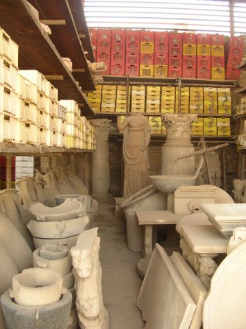 Stock des vestiges de Pompei en attente de restauration ou de mise en place dans la ville