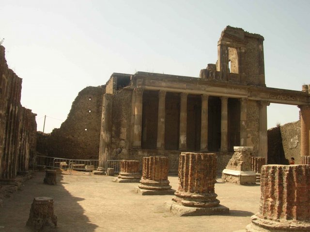 Un grand édifice de Pompei avec colonnes