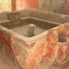 Fontaîne décorative au centre d'une piéce à Pompei