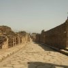 Murs et rue de Pompei avec vue sur les collines alentours