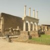 temples et cours à l'arrivée dans Pompei