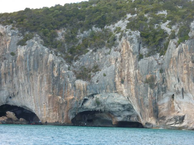 falaises devant les grottes de la partie est de la Sardaigne