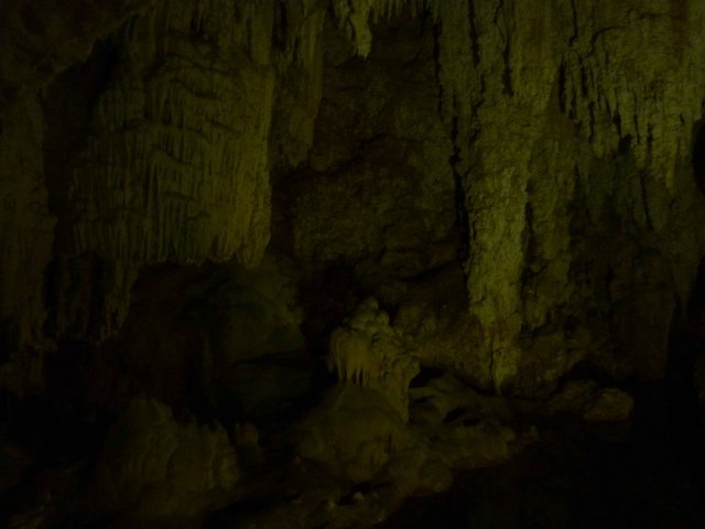 stalactites et stalagmites en Sardaignes pas loin de Cala Gonone avec une excursion en Bateau