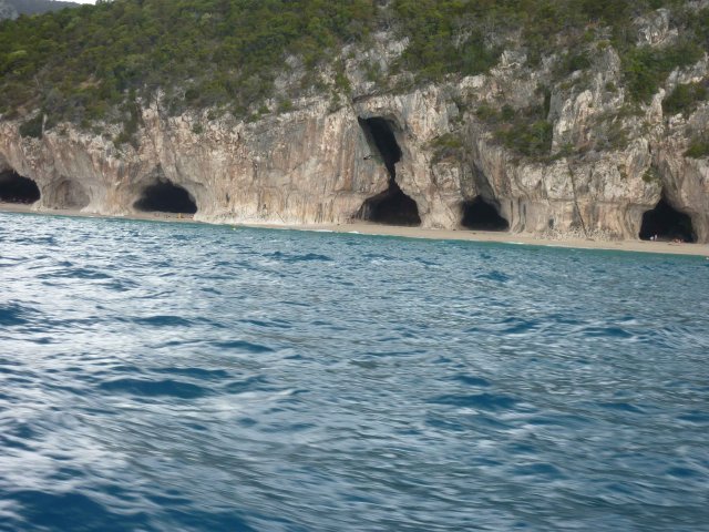 Photos des nombreuses entrees de cavité marine en Sardaigne