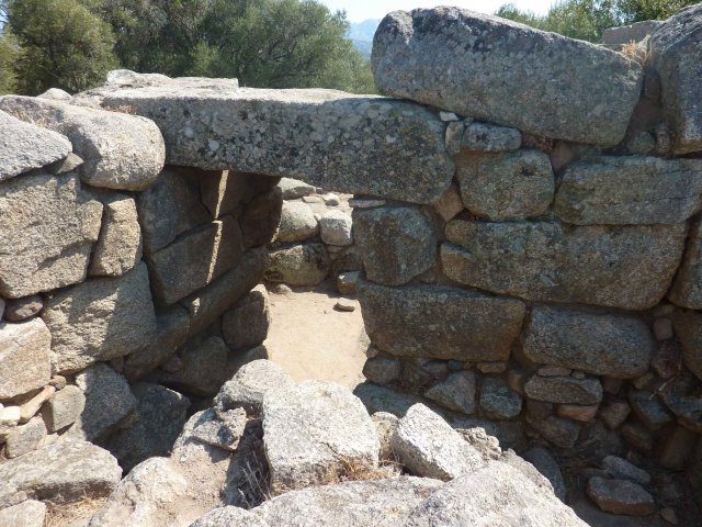 la sortie d'un nuraghe sarde