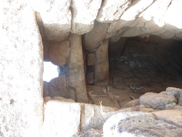 Image de l'entrée d'un nuraghe en Sardaigne