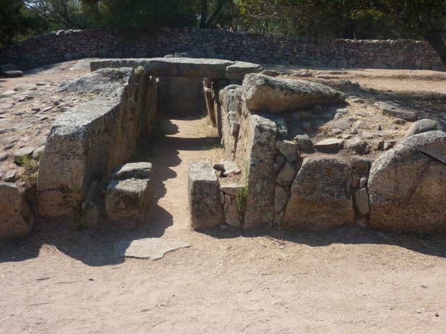 vue ensemble de nuraghe