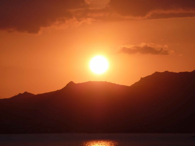 Photos de soleil couchant sur la cote escarpée de la costa esmeralda