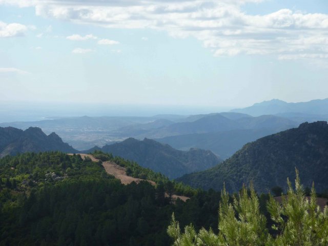 Vue de la mer depuis les montagnes sardes