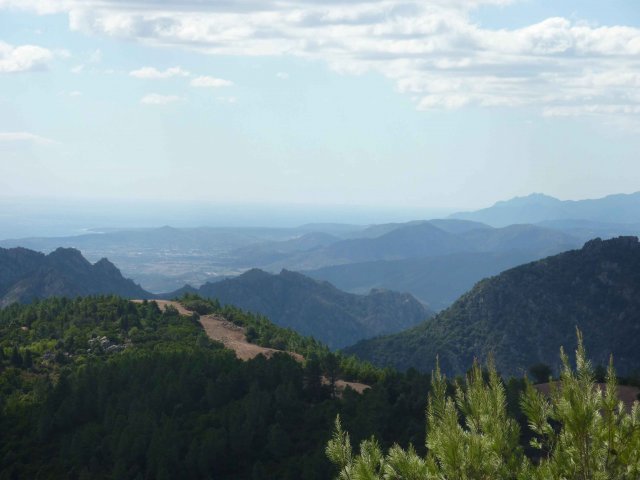 Vue de la mer depuis les montagnes sardes