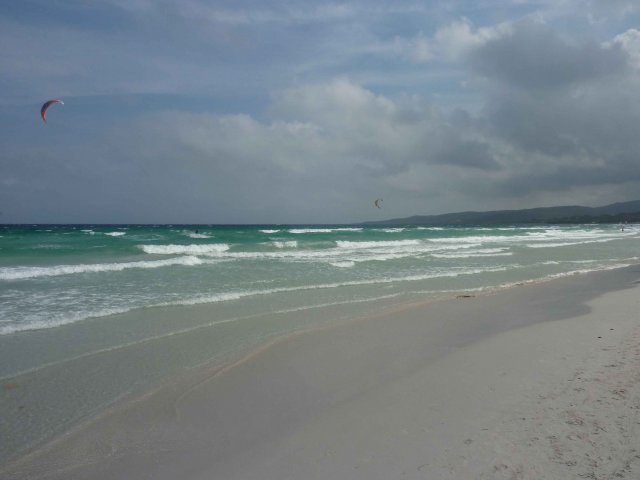 vue de plage pour kyte surf en Sardaigne