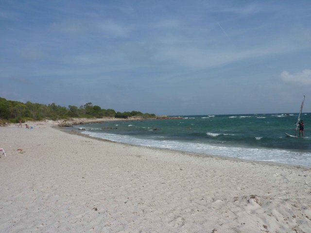 petite plage de sable blanc en Sardaigne proche de la Cinta