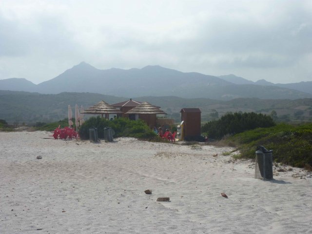 Montagne de Sardaigne vue depuis la plage de la Cinta