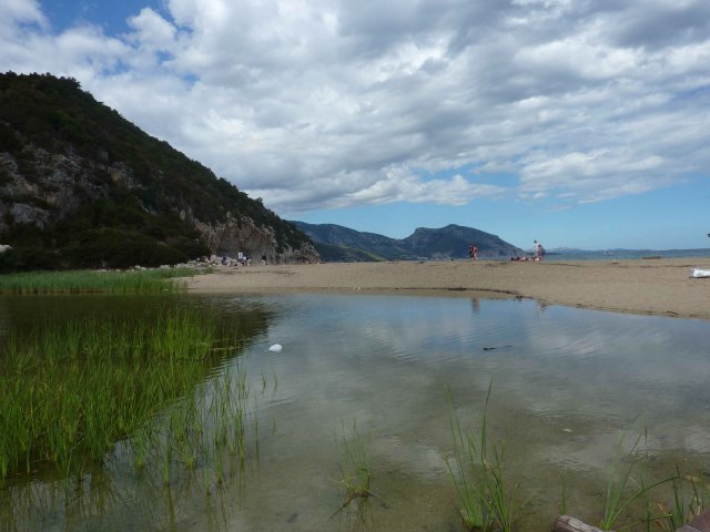 Photos typique de plage entre etang et mer turquoise