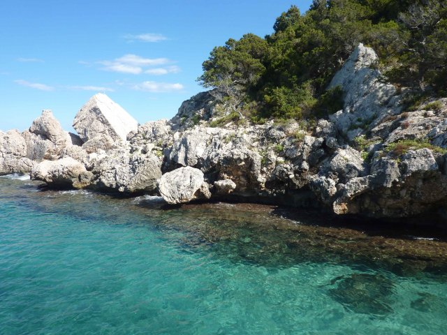 les eaux dans un petit port de Sardaigne