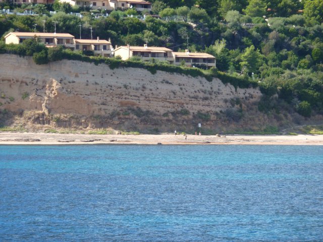 Vue de bateau de plages sardes