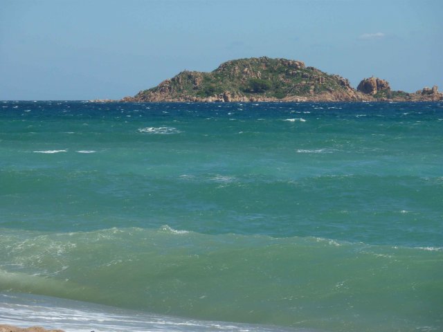 vue des îles nombreuses de Sardaigne depuis la plage