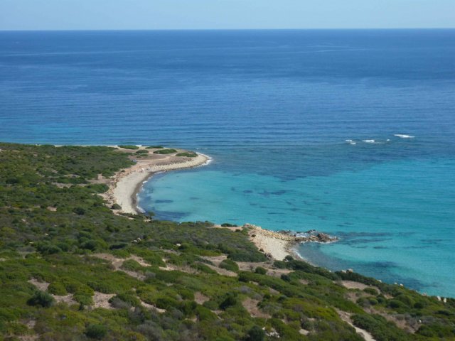 Images de la magnifique côte sud de Sardaigne avec ses plages