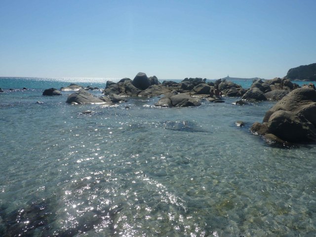 roche et sable rendant la plage en Italie magnifique