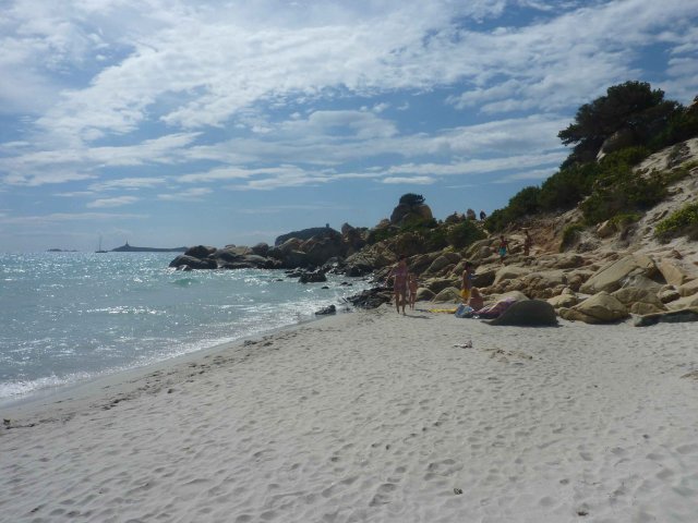 vue du sable blanc et fin de Sardaigne