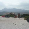 Montagne de Sardaigne vue depuis la plage de la Cinta