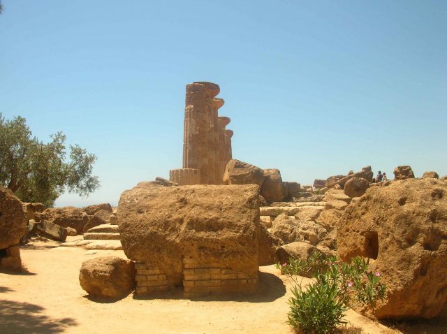 Image de colonne grecque à terre