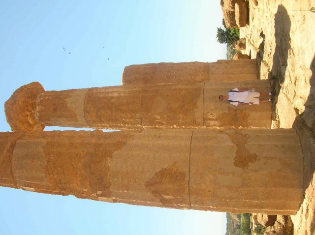 photo de grande colonne de temple en Sicile