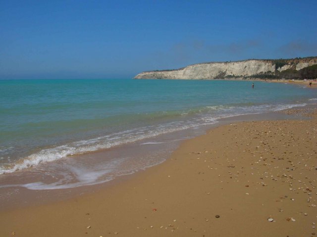 Photo plage avec en haut les ruines de Eraclea Minoa