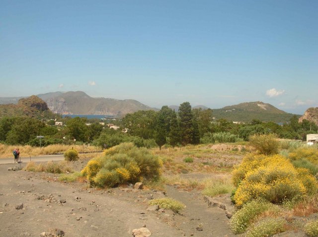 arrivée sur Vulcano avec une vue sur Lipari