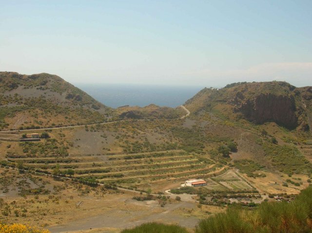 La partie verte de Vulcano depuis le sommet