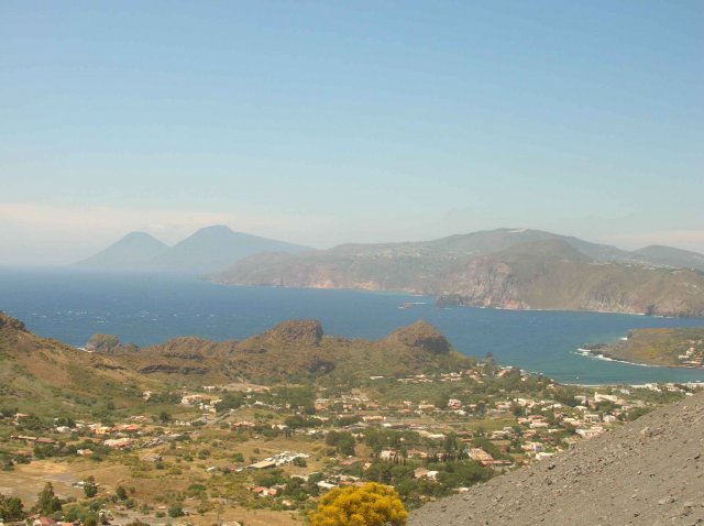 Lipari cachant les autres iles eoliennes