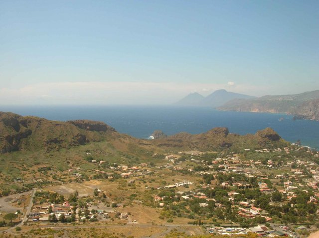 Au loin de lipari santa maria Salina avec ses 2 sommets