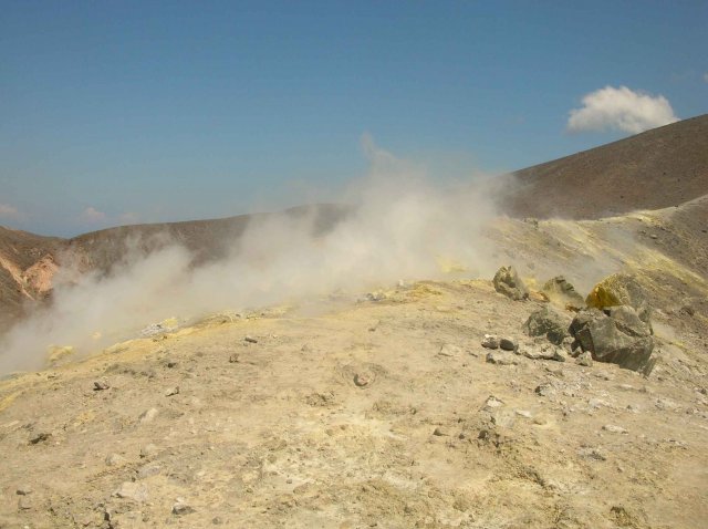 Fumée de souffre permanente en haut de Vulcano