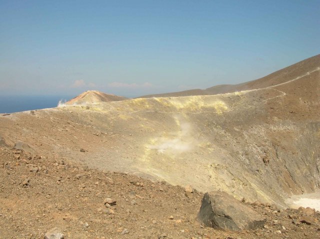 Sommet de Vulcano avec les depots jaunes dus au souffre