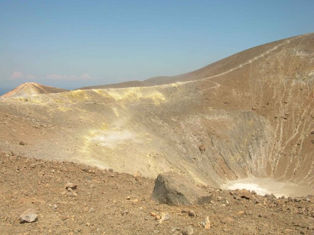 le vent souffle fort au sommet des iles eoliennes