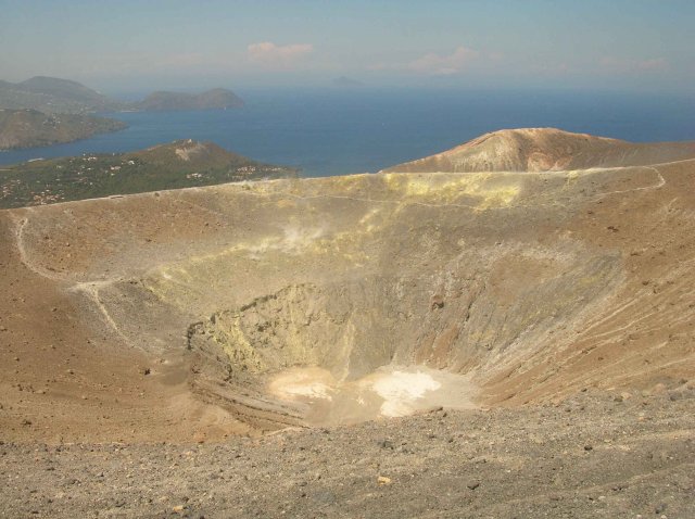 Le cone du volcan fumant Vulcano dans les iles Eoliennes