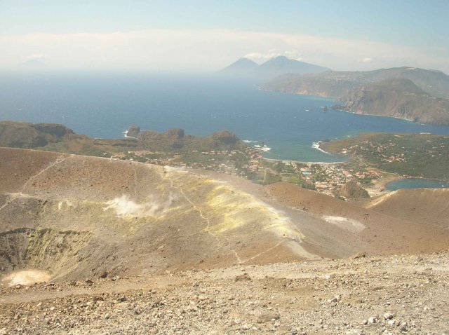 cone de Vulcano avec son sommet et ses plages au bas