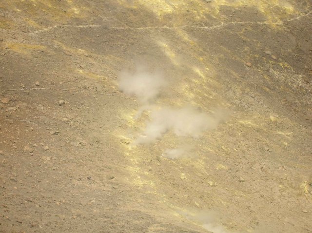 le souffre fait suffoquer au sommet de Vulcano 