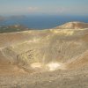 Le cone du volcan fumant Vulcano dans les iles Eoliennes