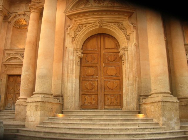 entrée de la Cathédrale de Noto en Sicile et en image