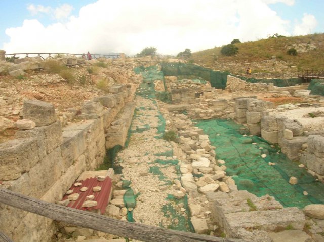 nécropole sur les ruines grecques