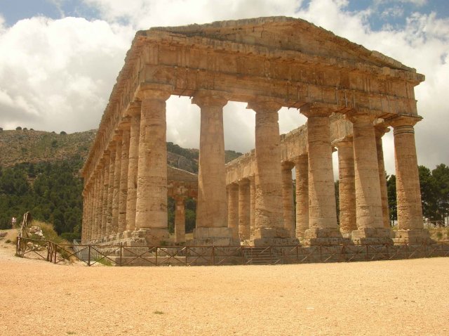 vue de côté du temple de Segeste