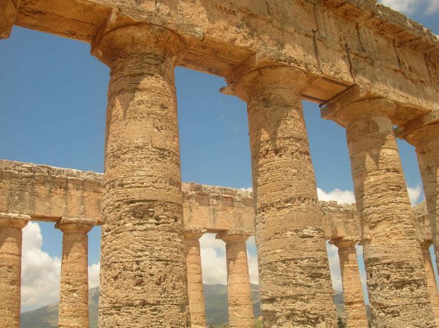 Photo colonne du temple de Segeste ou l'on voit qu'elle ne sont pas terminées