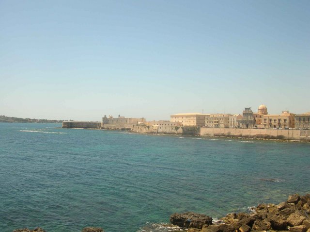 Photo de la longue promenade de Siracuse en Sicile